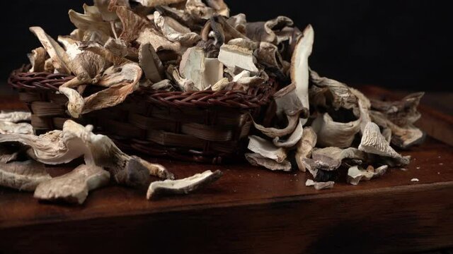 Funghi secchi nel cestino