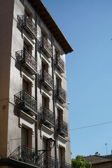 Fachada de edificio tradicional con balcones