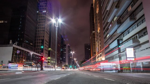 motion timelapse da avenida paulista durante a noite em S&atilde;o Paulo. 
muita luz e carros passando, vis&atilde;o do ch&atilde;o zoom