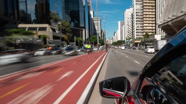 motion timelapse de dentro do carro na avenida Paulista em S&atilde;o Paulo. Regi&atilde;o do Centro. pessoa dirigindo no tr&acirc;nsito. fora do carro