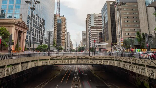 timelapse da avenida Paulista em S&atilde;o Paulo. pr&eacute;dios comerciais e business center. zoom in