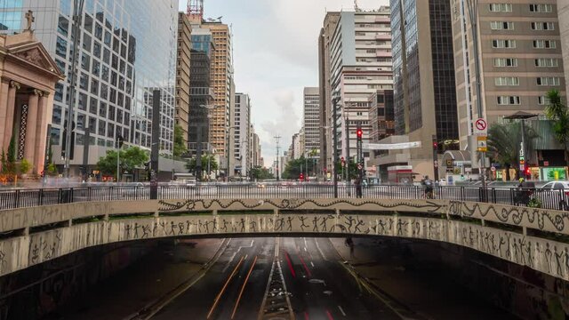 timelapse da avenida Paulista em S&atilde;o Paulo. pr&eacute;dios comerciais e business center tilt up