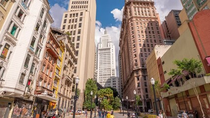 Hyperlapse do edifício Altino Arantes na avenida São João, no centro de São Paulo. Passando pelo novo Vale do Anhangabaú. timelapse  short