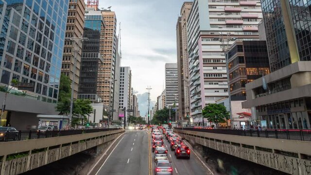 timelapse da avenida Paulista em S&atilde;o Paulo. pr&eacute;dios comerciais e business center.  zoom