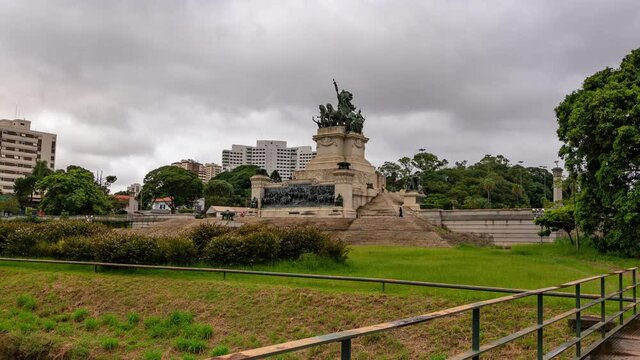 hyperlapse do Parque do Ipiranga, depois de um dia chuvoso em S&atilde;o Paulo. pouca gente e bastante nuvens zoom in