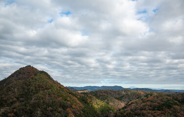 里山の紅葉と空