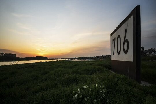 (TIMELAPSE) Sonnenuntergang im Zeitraffer am Rhein bei Leverkusen Hitdorf