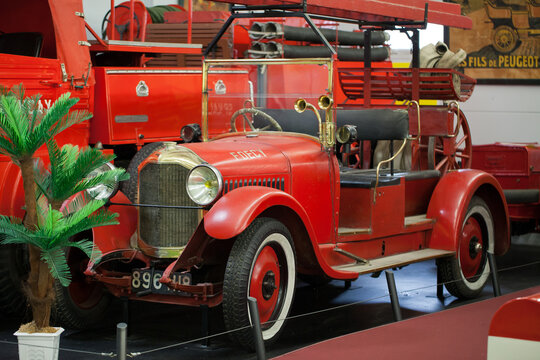  Automobile Museum Valencay shows  about sixty cars from 1898 to 1965 which are all in capacity to run. The old fire truck