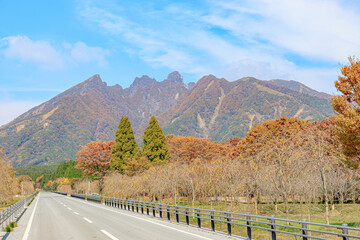秋の根子岳と道路　熊本県高森町Mt. Neko and the road in autumn.  Kumamoto-ken...