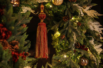 クリスマスリースと赤いタッセル
