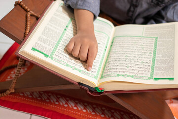 Asian boy who learns to read Al-Qur'an