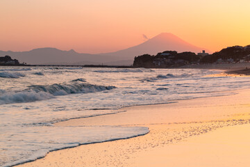 ピンク色に染まった海岸と美しい富士山