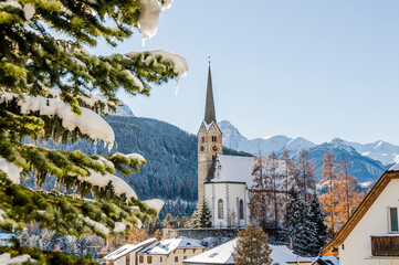 Fototapeta premium Scuol, Kirche, Engadiner Dorf, Unterengadin, Alpen, Gebirge, Engadin, Val S-Scharl, Wanderweg, Nationalpark, Graubünden, Winter, Wintersport, Winterwanderung, Schweiz