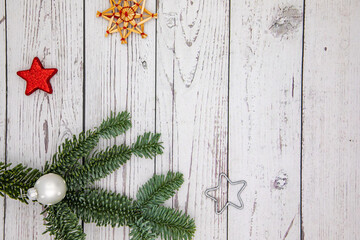 Weihnachtsdeko als Grußkarte mit Tannenzweig und Stern mit Platz für Text zum selbst Gestalten