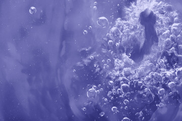 Eau pure avec fond abstrait de bulles de couleur très violette.