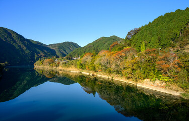 湖に映る紅葉（岐阜県 笠置峡）