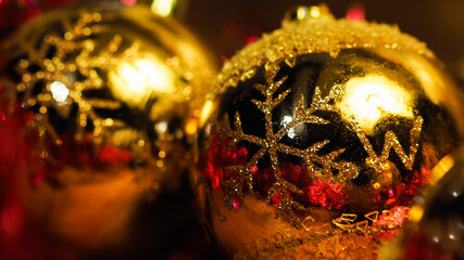 Ambiance de Noël ; décorations diverses rappelant l'innocence de cette période, propice aux gestes tendres et à l'amour que l'on porte à son prochain