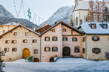 Scuol, Kirche, Engadiner Dorf, Unterengadin, Alpen, Gebirge, Engadin, Val S-Scharl, Wanderweg, Nationalpark, Graubünden, Weihnachten, Winter, Wintersport, Winterwanderung, Schweiz