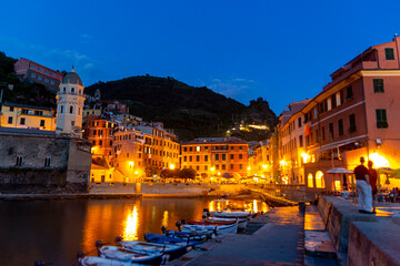 Obraz premium An evening stroll in Vernazza, Italy
