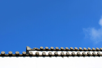 Profilo di tetto con ornamenti in cemento rotondi e cielo