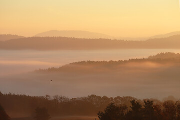 Fototapeta premium Nebel am Morgen an der Neubürg im Landkreis Bayreuth 