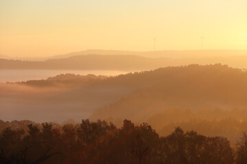Fototapeta premium Nebel am Morgen an der Neubürg im Landkreis Bayreuth 