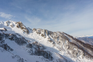 Obraz premium Alpine landscape, slopes of high mountains with glaciers against the blue sky.