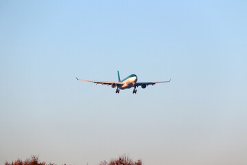 Fototapeta na wymiar Flugzeug im Landeanflug am Morgen