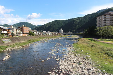 Fototapeta premium 街の中に流れる河川とその河川敷