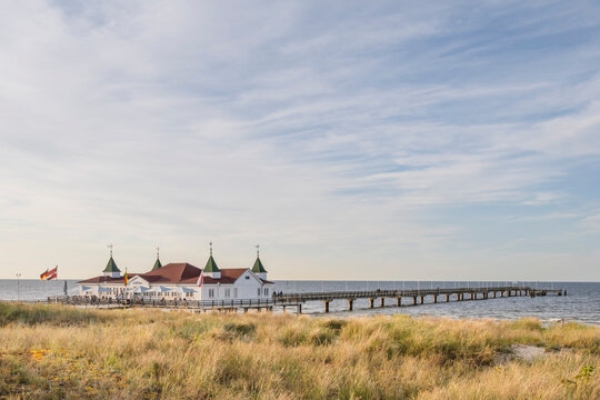 Germany, Mecklenburg-Western Pomerania, Heringsdorf, Sky overAhlbeck Pier