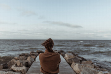 Fototapeta premium Woman by the Waves