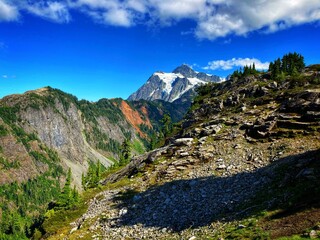 Obraz premium landscape of mount shuksan mountain with glaciers, snow, forest and blue sky