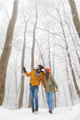 Fototapeta na wymiar Couple walking in the snow