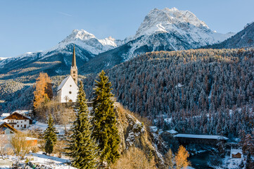 Scuol, Kirche, Engadiner Dorf, Unterengadin, Alpen, Gebirge, Engadin, Inn, Fluss, Val S-Scharl, Wanderweg, Nationalpark, Graubünden, Winter, Wintersport, Winterwanderung, Schweiz