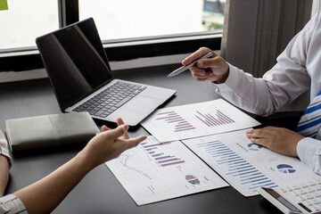 Fototapeta premium Salesperson clarifies past results to company sales manager, marketing staff clarifies figures from past sales plan and marketing plan to sales manager, marketing consulting concept and planning.