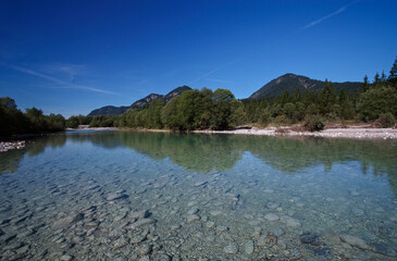 Sommerstimmung an Gebirgsfluss obere Isar in den bayerischen Alpen mit Blick Ufer in einer...