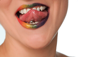 bouche multicolore et piercing de la langue