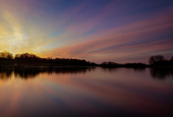 Fototapeta na wymiar Sunrise at Fairlands Valley Park in Stevenage, Hertfordshire, UK