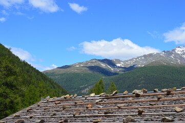 A roof and mountains behind 