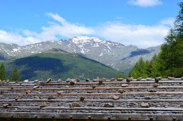 A roof and mountains behind in Southtyrol 