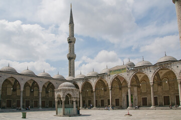 Fototapeta na wymiar Patio interior de la mezquita de Yemi Cami en la ciudad de Estambul en Turquía