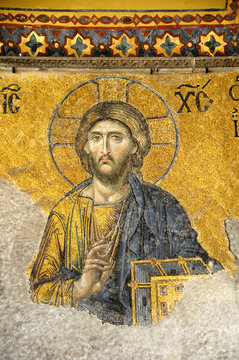 Restos de un mosaico bizantino en el interior de Santa Sofía en Estambul, Turquía