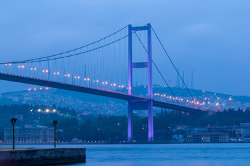 Vista nocturna de un puente sobre el Bósforo en la ciudad de Estambul, Turquía