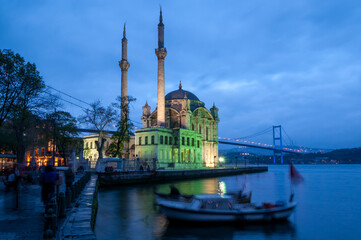 Vista nocturna de la mezquita de Ortakoy a orillas del Bósforo en la ciudad de Estambul, Turquía