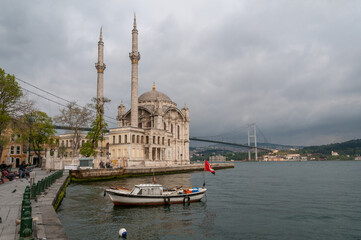 Fototapeta na wymiar Mezquita de Ortakoy a orillas del Bósforo en la ciudad de Estambul, Turquía