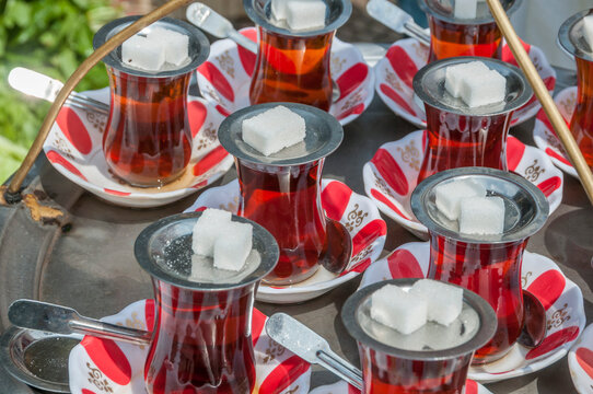Vasos de t&eacute; turco y platillos con terrones de az&uacute;car en una cafeter&iacute;a de Estambul en Turqu&iacute;a