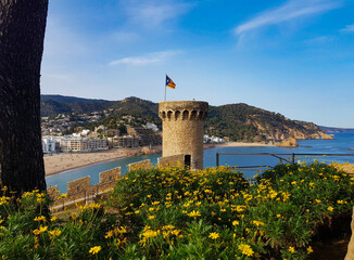 Castillo de Tossa de Mar en primavera