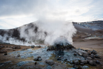 Fototapeta na wymiar Geothermalgebiet mit Quellen und Smoker im Gebiet Hverir, Myvatn in Island