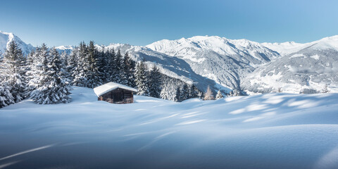 Panorama eines Alpenchalets in den winterlichen Bergen des Zillertal in Tirol - obrazy, fototapety, plakaty