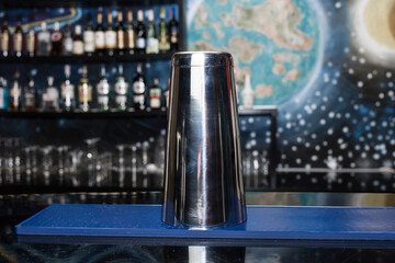 Shaker bar tool for preparing and mixing liquids of alcoholic cocktails